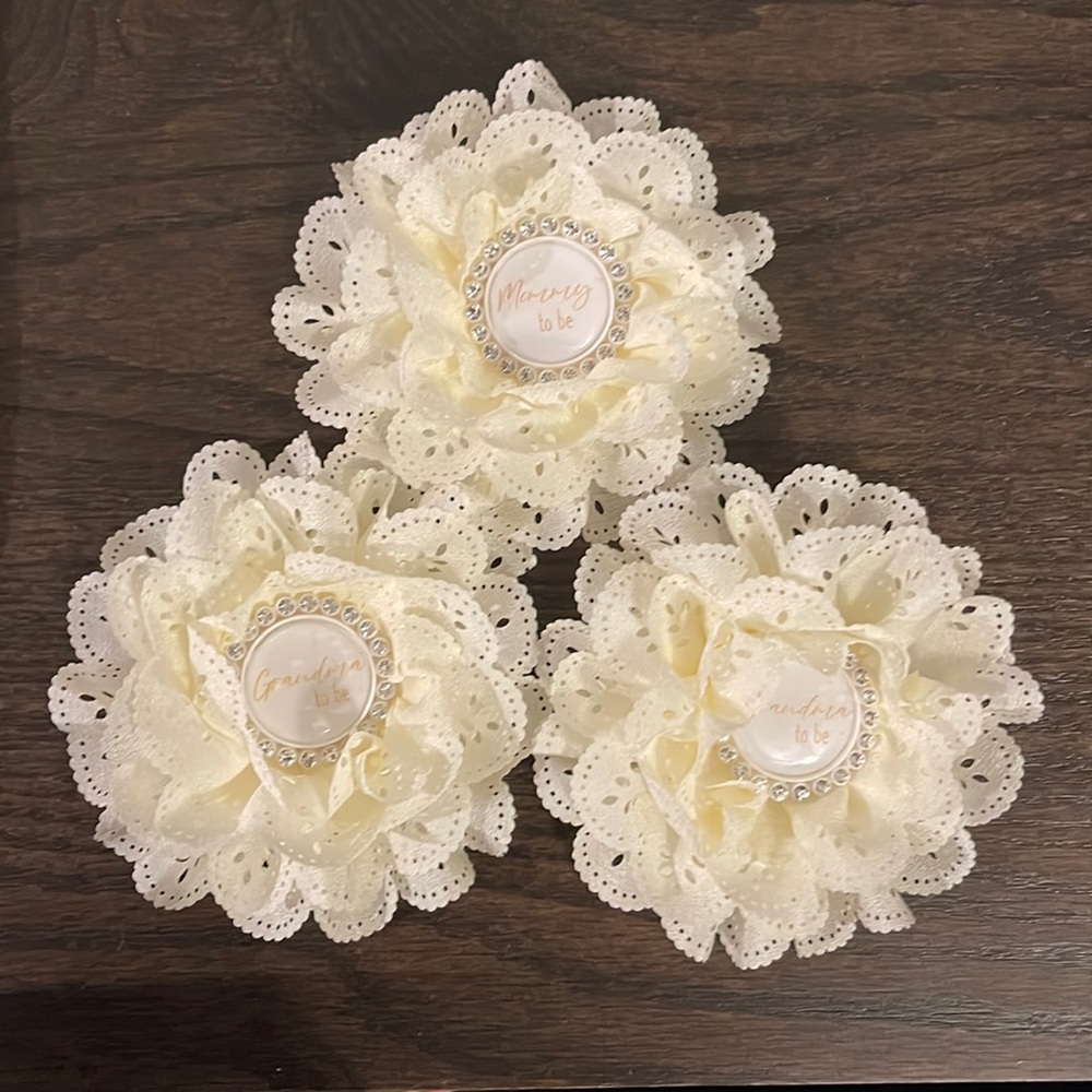 {Baby Shower} Flower Pins